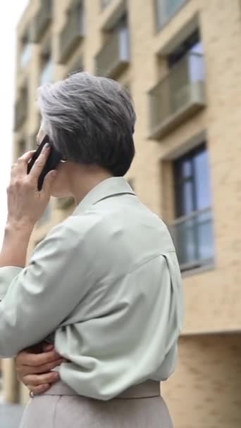 Femme Caucasienne Mature Parlant Sur Smartphone Dans Rue Vidéo Verticale — Video