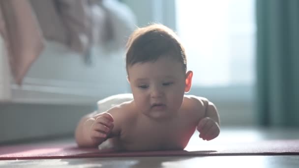 Słodki Mały Chłopiec Płacze Leżąc Brzuchu Podłodze — Wideo stockowe