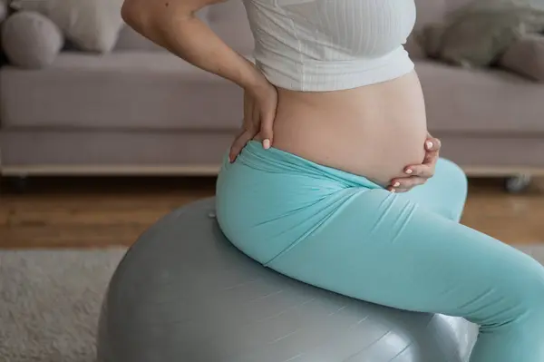 Blanke Zwangere Vrouw Heeft Buikpijn Fitball Training Tijdens Zwangerschap — Stockfoto