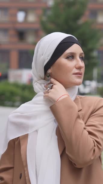 Retrato Una Joven Mujer Ojos Azules Ajustando Hijab Aire Libre — Vídeos de Stock