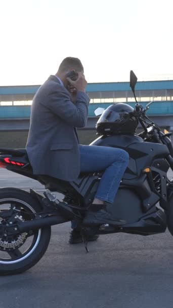 Beyaz Bir Adam Elektrikli Motosiklet Kullanıyor Dikey Video — Stok video