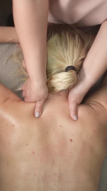 Eine Frau Die Sich Einer Massage Des Halswirbels Unterzieht Vertikales — Stockvideo