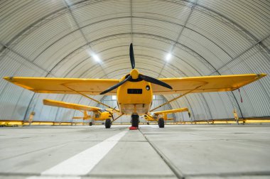 Sarı uçak, hangarda.