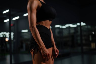 Yüzü olmayan kadın spor salonunda süpürge egzersizi yapıyor.