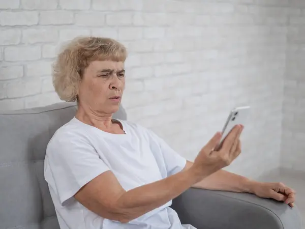 Una Anciana Caucásica Sufre Hipermetropía Trata Leer Mensaje Teléfono Inteligente — Foto de Stock