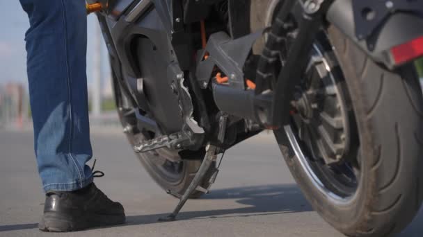 Biały Mężczyzna Bez Kasku Wsiada Elektryczny Motocykl Odjeżdża — Wideo stockowe