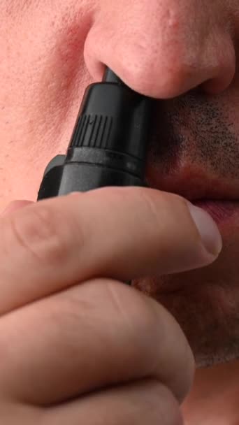 男はポケットトリマーで鼻の毛を切った バーティカルビデオ — ストック動画