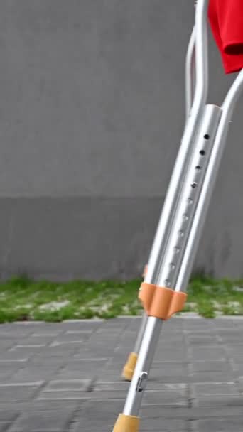 Mulher Com Quebrado Andando Pela Rua Usando Muletas Vídeo Vertical — Vídeo de Stock