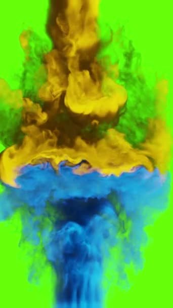 Vertikales Video Gelbe Und Blaue Rauchschwaden Kollidieren Auf Grünem Hintergrund — Stockvideo
