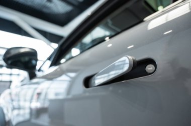 Bir arabanın kapısındaki entegre sapın yakın çekimi. Parmak izi kilidi