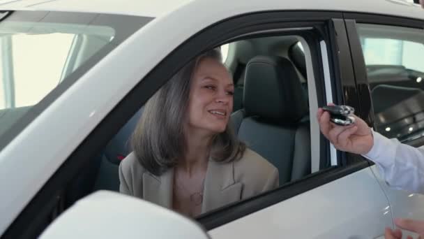 Mulher Branca Madura Senta Carro Novo Homem Idoso Lhe Chaves — Vídeo de Stock