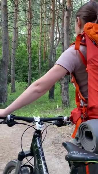 Beyaz Bir Kadın Ormanda Bisiklet Sürüyor Dikey Video — Stok video