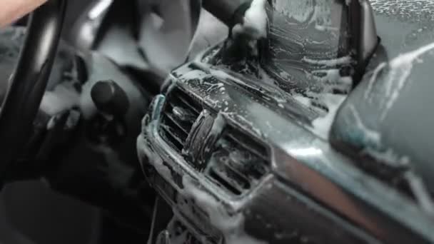 机械师用刷子和泡沫擦拭汽车的内部 — 图库视频影像