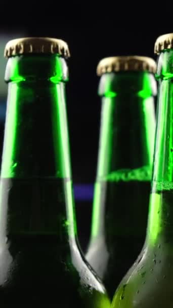 Três Garrafas Vidro Verde Cerveja Giram Escuro Contra Pano Fundo — Vídeo de Stock