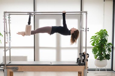 Kafkas kadın yenilikçi bir makine üzerinde hava egzersizleri yapıyor.