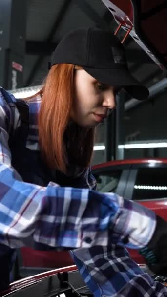 Жіночий Автомеханік Відкручує Гайку Щоб Замінити Автомобільну Вилку Запалювання Вертикальне — стокове відео
