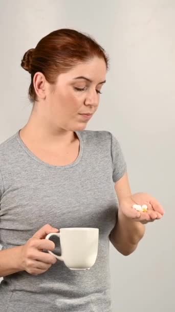 Femme Caucasienne Prend Une Poignée Pilules Boit Verre Eau Vidéo — Video