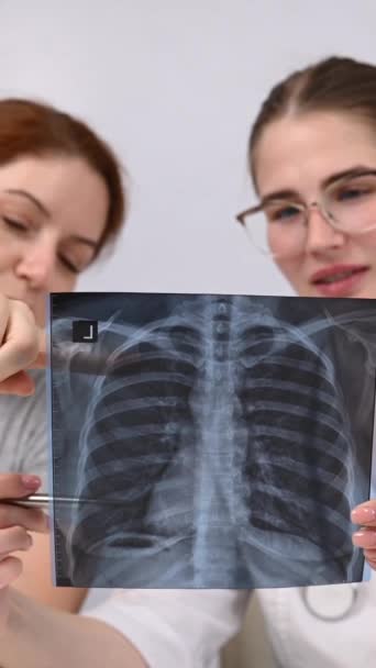 Médecin Consulte Une Femme Caucasienne Commente Radiographie Des Poumons Vidéo — Video