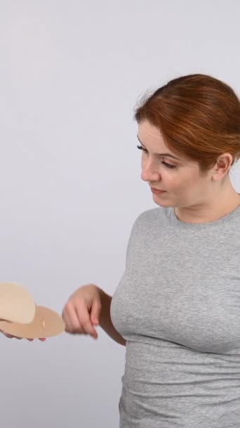 Běloška Plastický Chirurg Vybrali Prsní Implantáty Svislé Video — Stock video