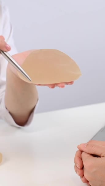 白人女性とプラスチック外科医が乳房インプラントを選択します バーティカルビデオ — ストック動画
