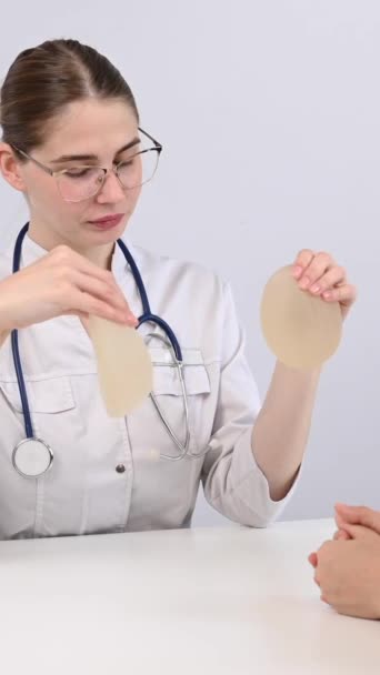 Mulher Branca Cirurgião Plástico Tocando Escolhendo Implantes Mamários Vídeo Vertical — Vídeo de Stock