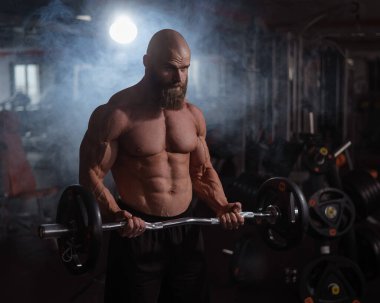 Beyaz, kel, üstsüz bir adam spor salonunda halterle egzersiz yapıyor. Ağırlıklarla bibik bukleler