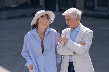 Yürüyüşe çıkmış yaşlı ve şık bir çift. Olgun insanların romantik ilişkileri
