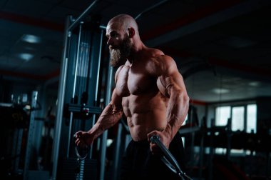 Kel Kafkas vücut geliştirme sandığı spor salonunda kablolu yayını kullanıyor.