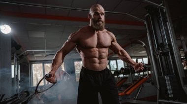 Kel Kafkas vücut geliştirme sandığı spor salonunda kablolu yayını kullanıyor.