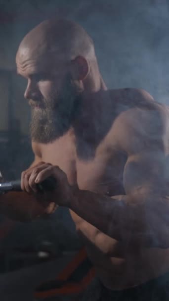 Plešatý Běloch Kulturista Dělá Těžké Triceps Cvičení Kabelem Svislé Video — Stock video