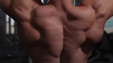 Kafkasyalı bir adam bir makinede çekiş yapıyor. Arka plan