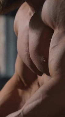 Kabloyla ağır triseps egzersizleri yapan Kafkas vücut geliştirici. Dikey video