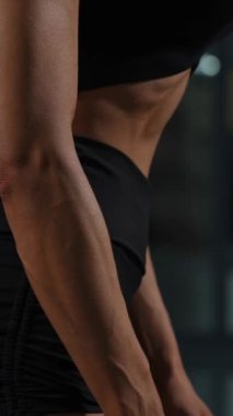 Spor salonunda elektrikli süpürge egzersizi yapan yüzü olmayan kadın. Dikey video