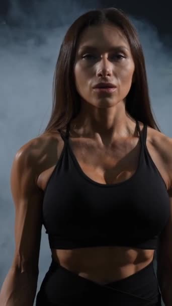 Vit Kvinna Som Gör Biceps Övningar Med Skivstång Till Bröst — Stockvideo