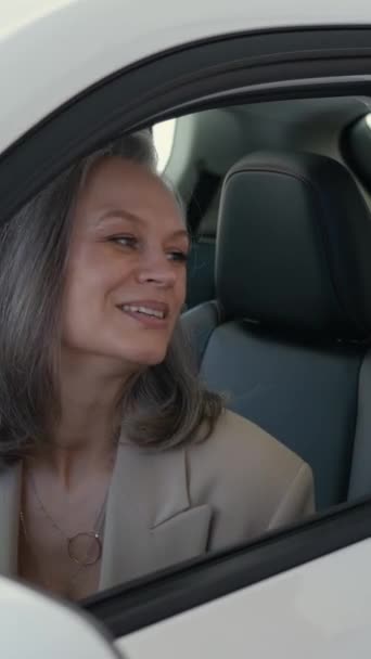 Olgun Beyaz Bir Kadın Yeni Bir Arabada Oturur Yaşlı Bir — Stok video