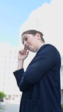 Video 360 derece. Açık havada beyaz bir iş kadınının aklına bir fikir geliyor. Dikey video