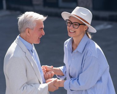 Yürüyüşe çıkmış yaşlı ve şık bir çift. Olgun insanların romantik ilişkileri