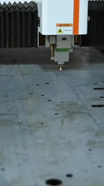 CNC makinesi. Metal lazer kesimi. Kıvılcım