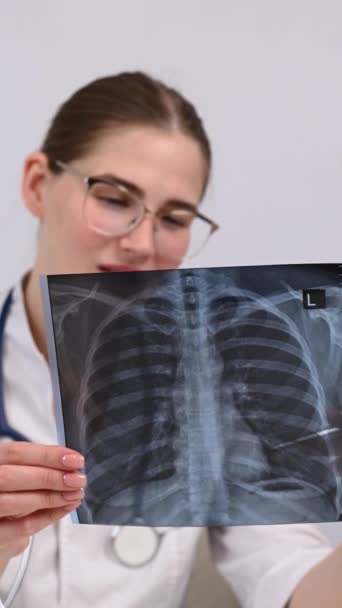 Orvos Konzultál Egy Kaukázusi Nővel Kommentálja Tüdő Röntgenjét Függőleges Videó — Stock videók