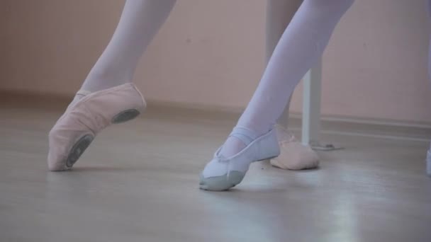 Маленькие Девочки Репетируют Балет Баре Крупный План Ног Молодых Балерин — стоковое видео