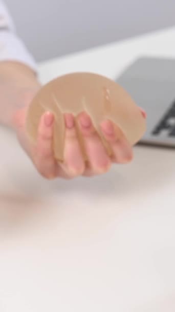Mujer Caucásica Cirujano Plástico Tocando Eligiendo Implantes Mamarios Vídeo Vertical — Vídeo de stock