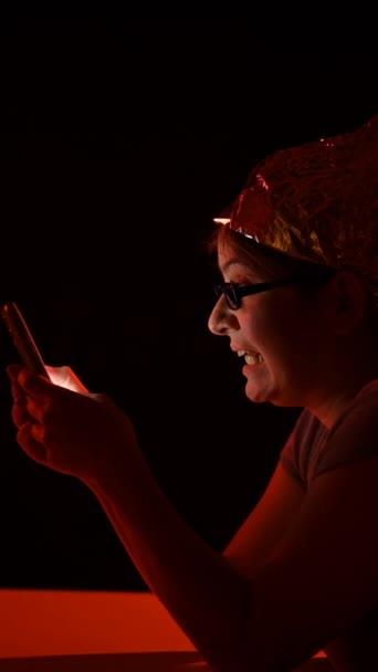 Paranoïde Blanke Vrouw Met Behulp Van Smartphone Met Aluminiumhoed Samenzweringstheorie — Stockvideo