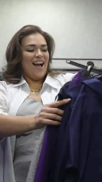 뚱뚱한 여자는 플러스 상점에서 합니다 비디오 — 비디오