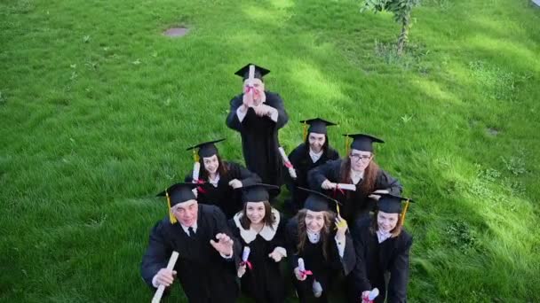 Visão Superior Grupo Graduados Vestes Pulando Mostrando Seu Diploma Estudante — Vídeo de Stock