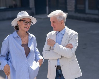 Yürüyüşe çıkmış yaşlı ve şık bir çift. Olgun insanların romantik ilişkileri