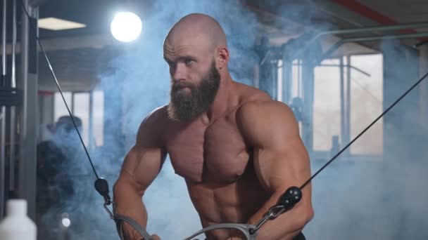 Glatzköpfiger Kaukasischer Bodybuilder Trainiert Brust Mit Kabelübergang Fitnessstudio — Stockvideo