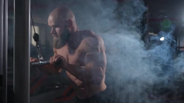 Kale Kaukasische Bodybuilder Doet Zware Triceps Oefeningen Met Kabel — Stockvideo