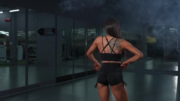 Fitness Biquíni Modelo Treinamento Posando Ginásio — Vídeo de Stock