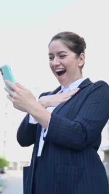 Dikey video 360 derece. Beyaz iş kadını dışarıdaki video bağlantısından konuşuyor.