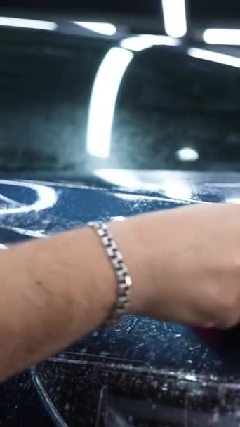Araba Servisindeki Usta Arabaya Zırh Filmi Uyguluyor Dikey Video — Stok video